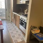 Cozy Flat Close To And Centre 아파트 *